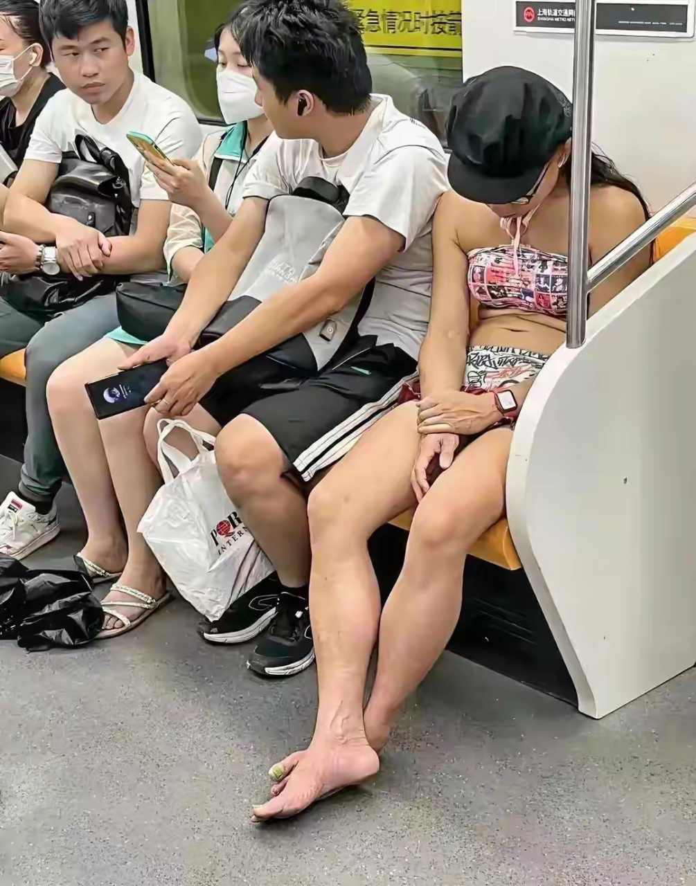 男性着女装坐地铁,这不是穿着自由的问题,而应该是公序良俗问题.