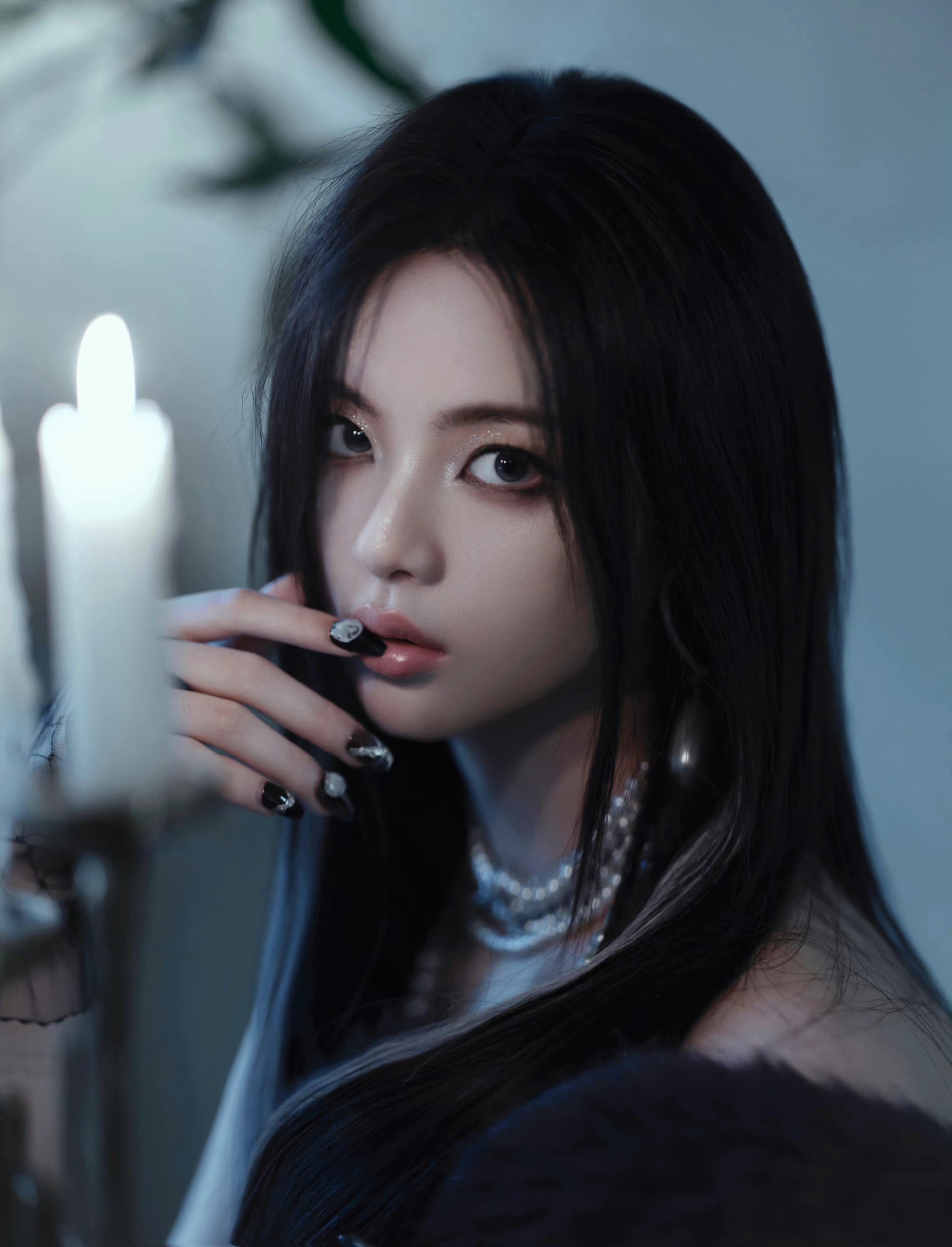 杨超越晒暗黑风写真,银灰挑染 烟熏妆,惊艳又高级