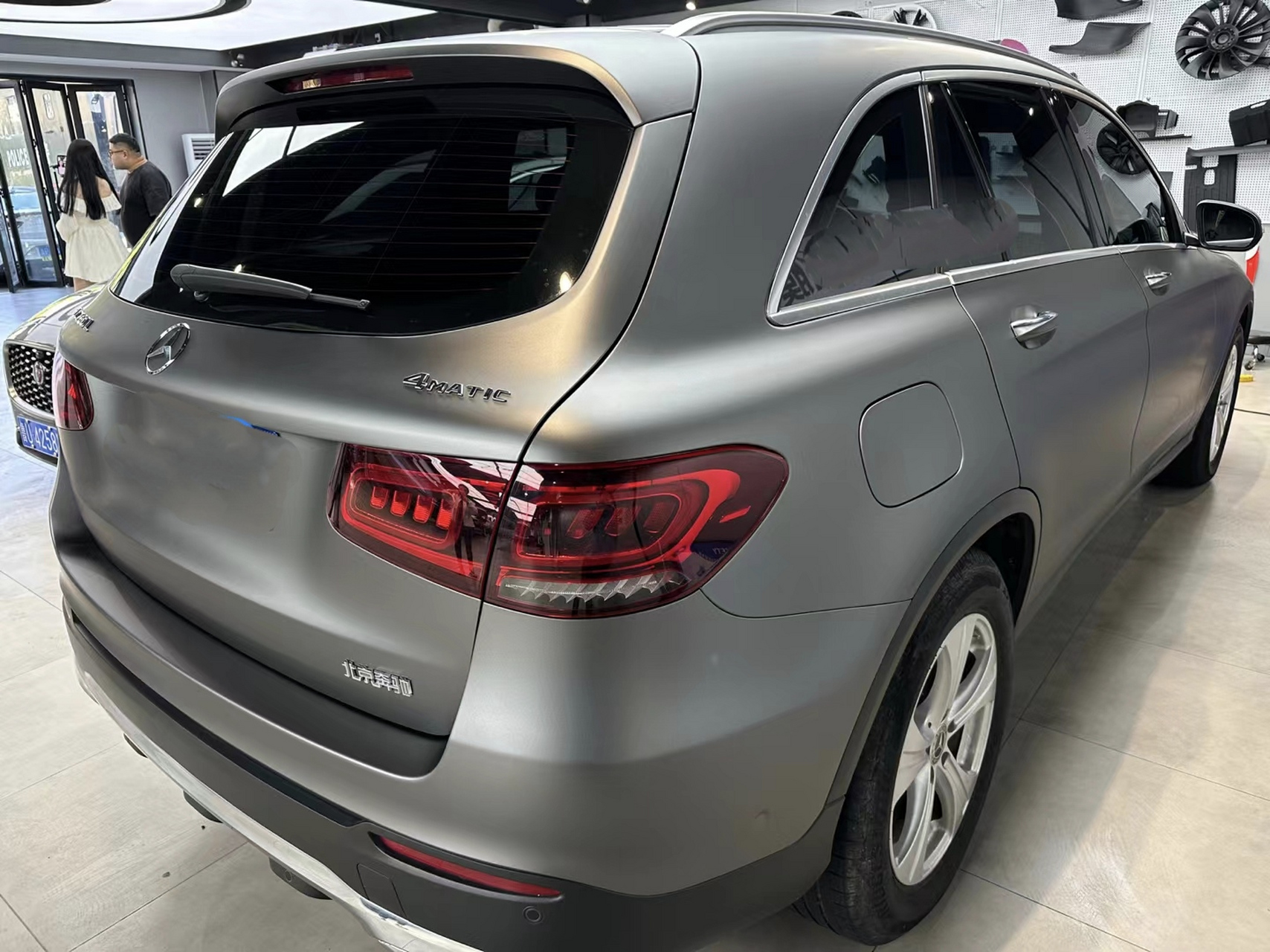 这款改色膜竟然这么美 奔驰glc amg装贴山灰色车漆改色膜 简直说浇