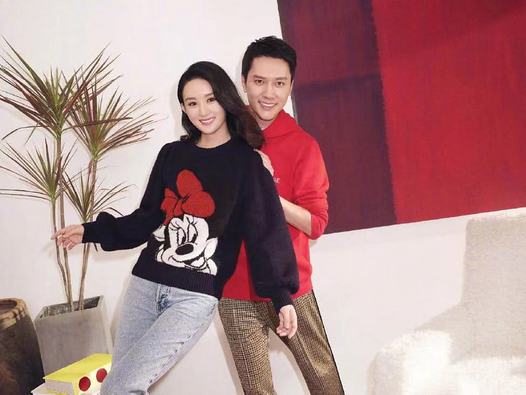 近日,网传赵丽颖和冯绍峰两人在横店数次秘密约会,共进晚餐,并且还有