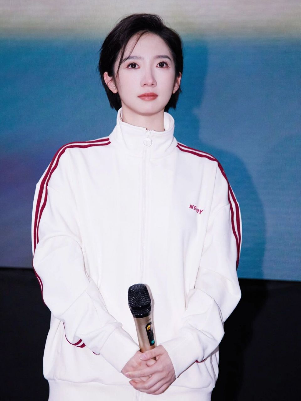 孟美岐参加电影《我心飞扬》首映礼,穿白色运动服套装,低调安静显温柔