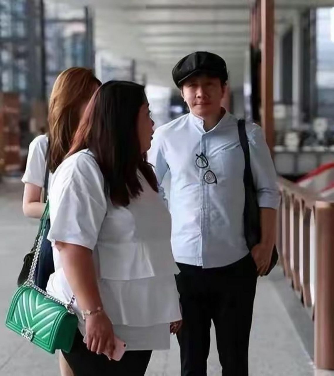 刘谦小11岁的老婆颜值不输明星,他身材发福穿衬衫都紧绷