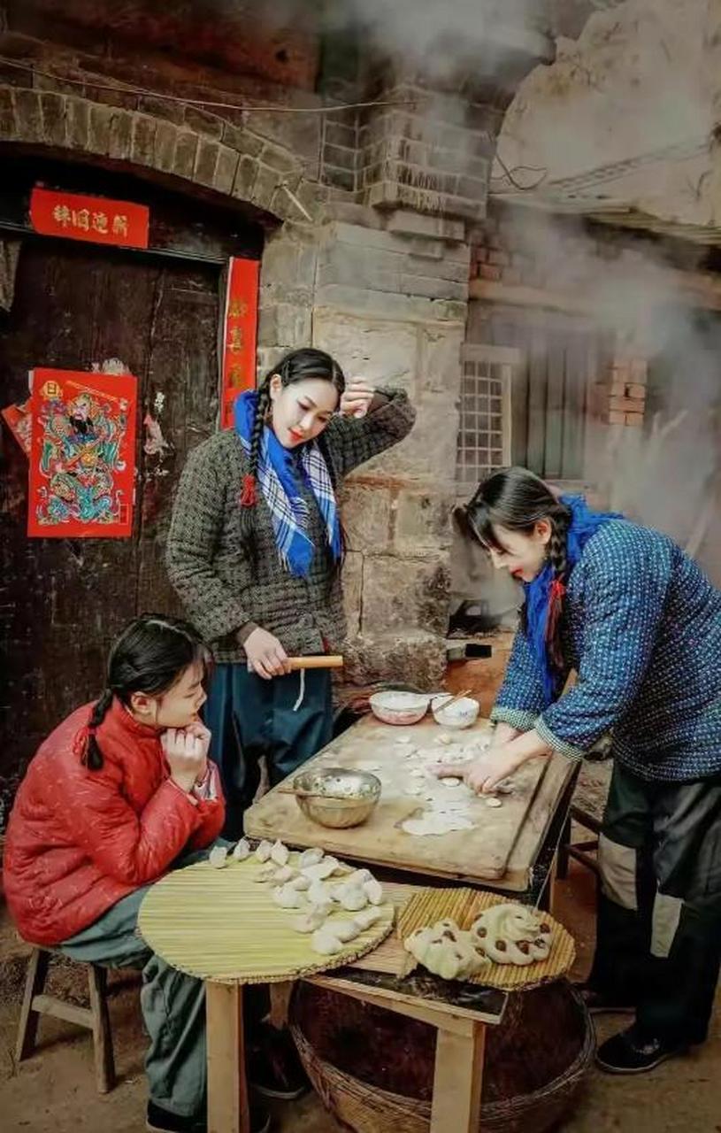 这是网上流传的一张以前(大概80年代)过年包饺子时的老照片.
