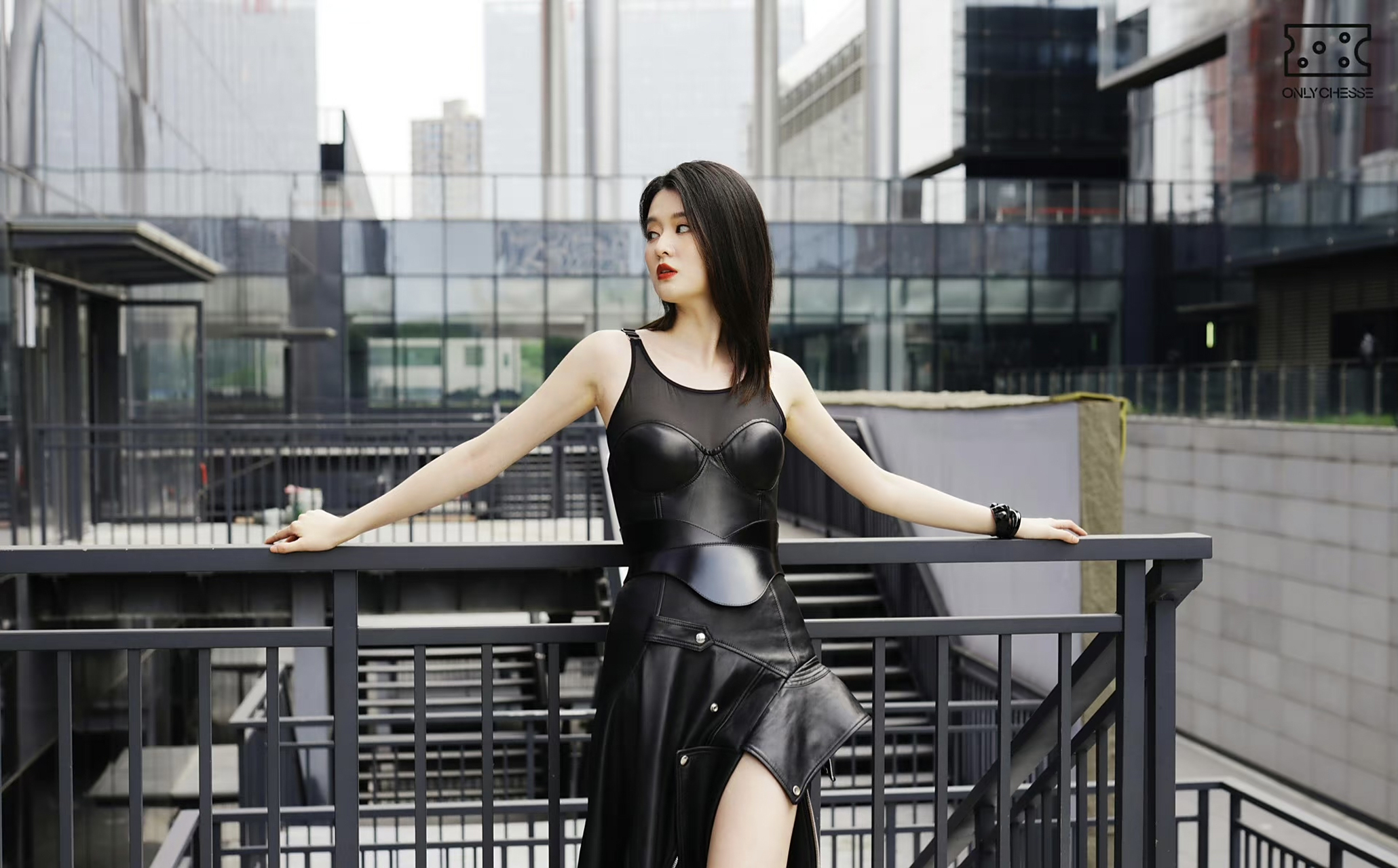 乔欣这黑色小皮裙好显身材