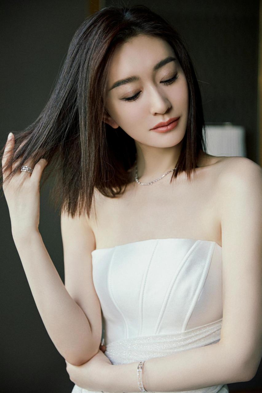 白色的抹胸裙显得优雅清新,再加上李小冉清新的笑容,整个人散发着青春