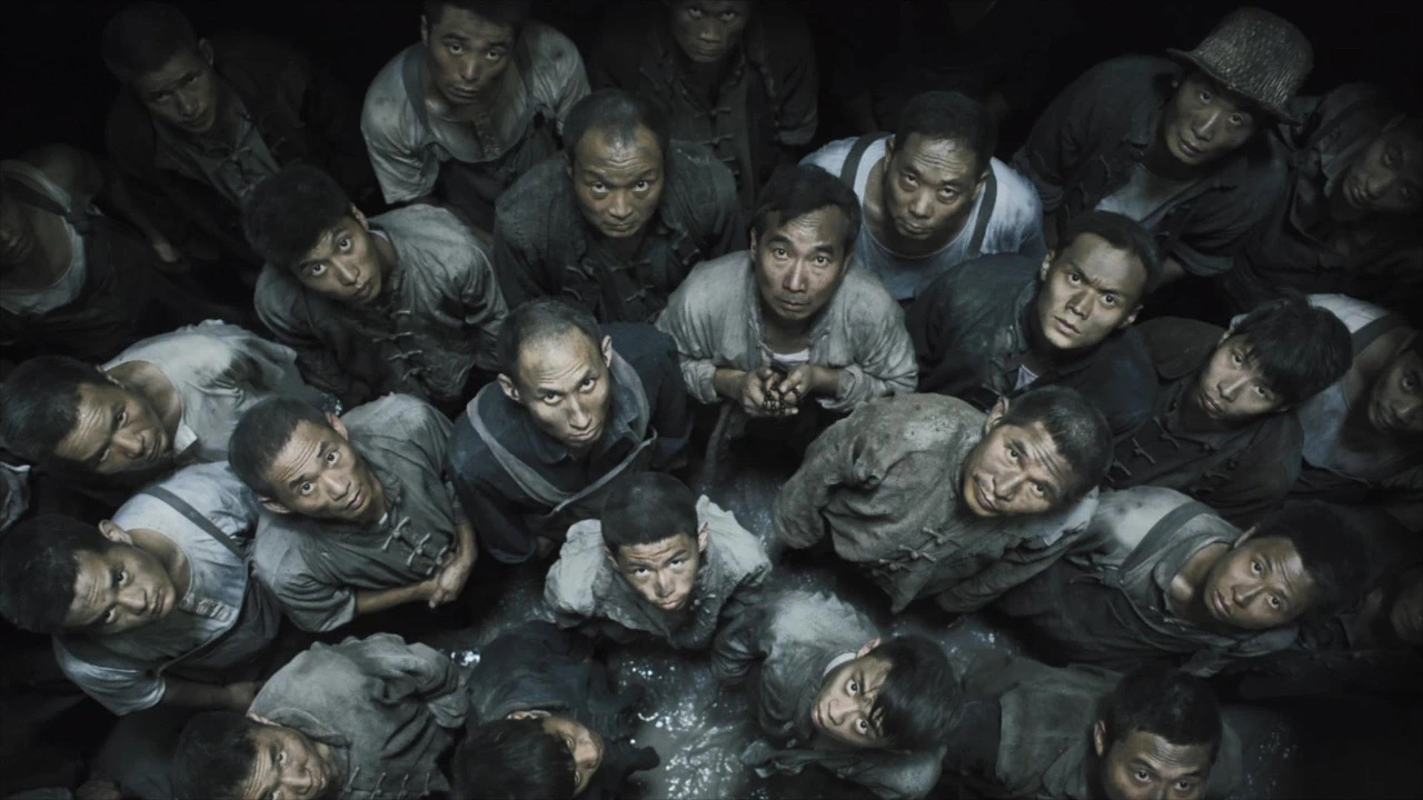 水泥厂工人的炯炯有神的眼神,让人窒息——电影《无名》