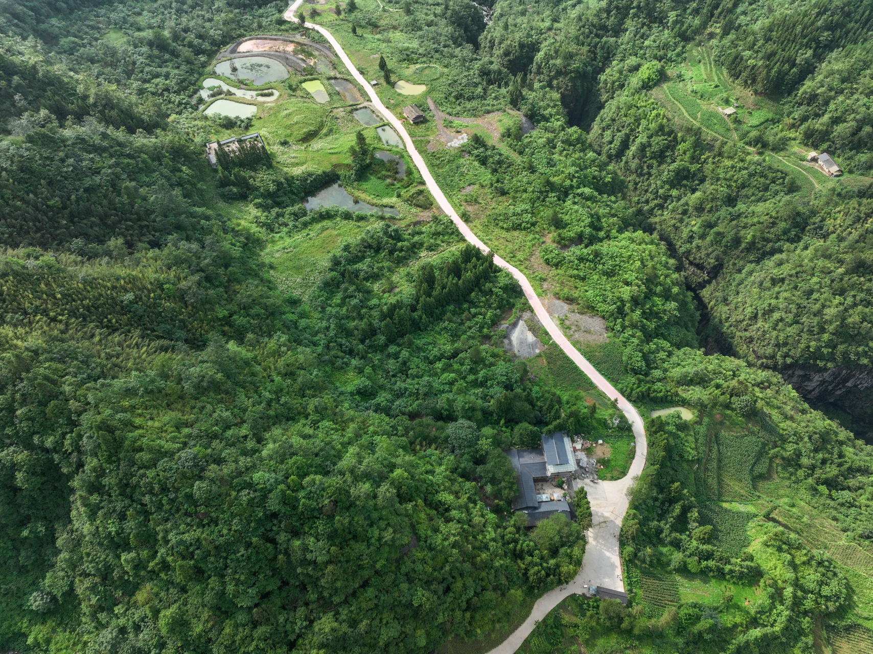 【恩施"天坑村"景色迷人 可体验全球最长斜行电梯】鹿院坪位于湖北省