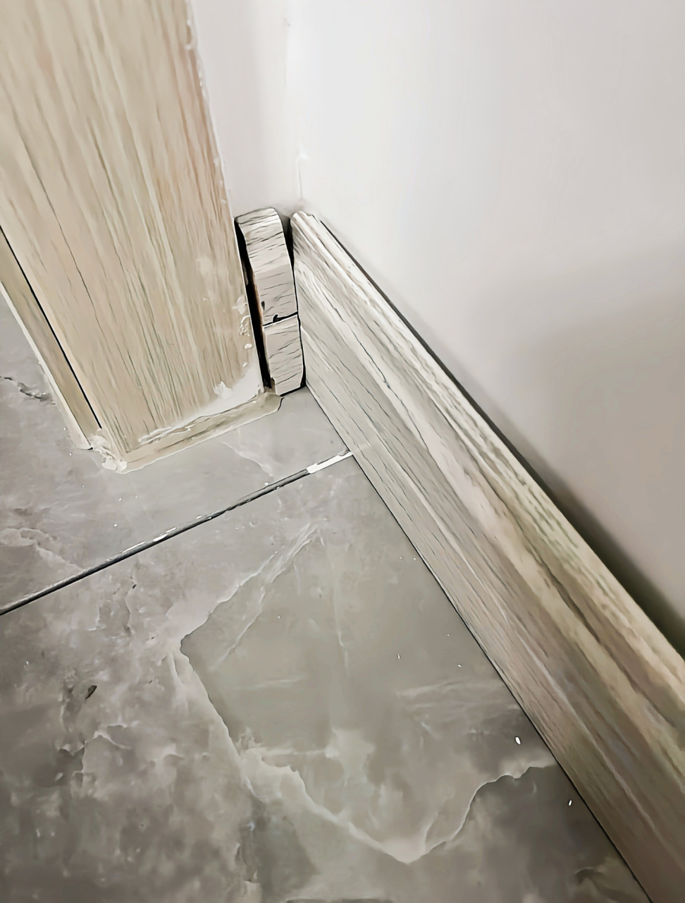 再也不能找亲戚帮忙装修了!  你们看这地砖和墙角,都整成啥样了.