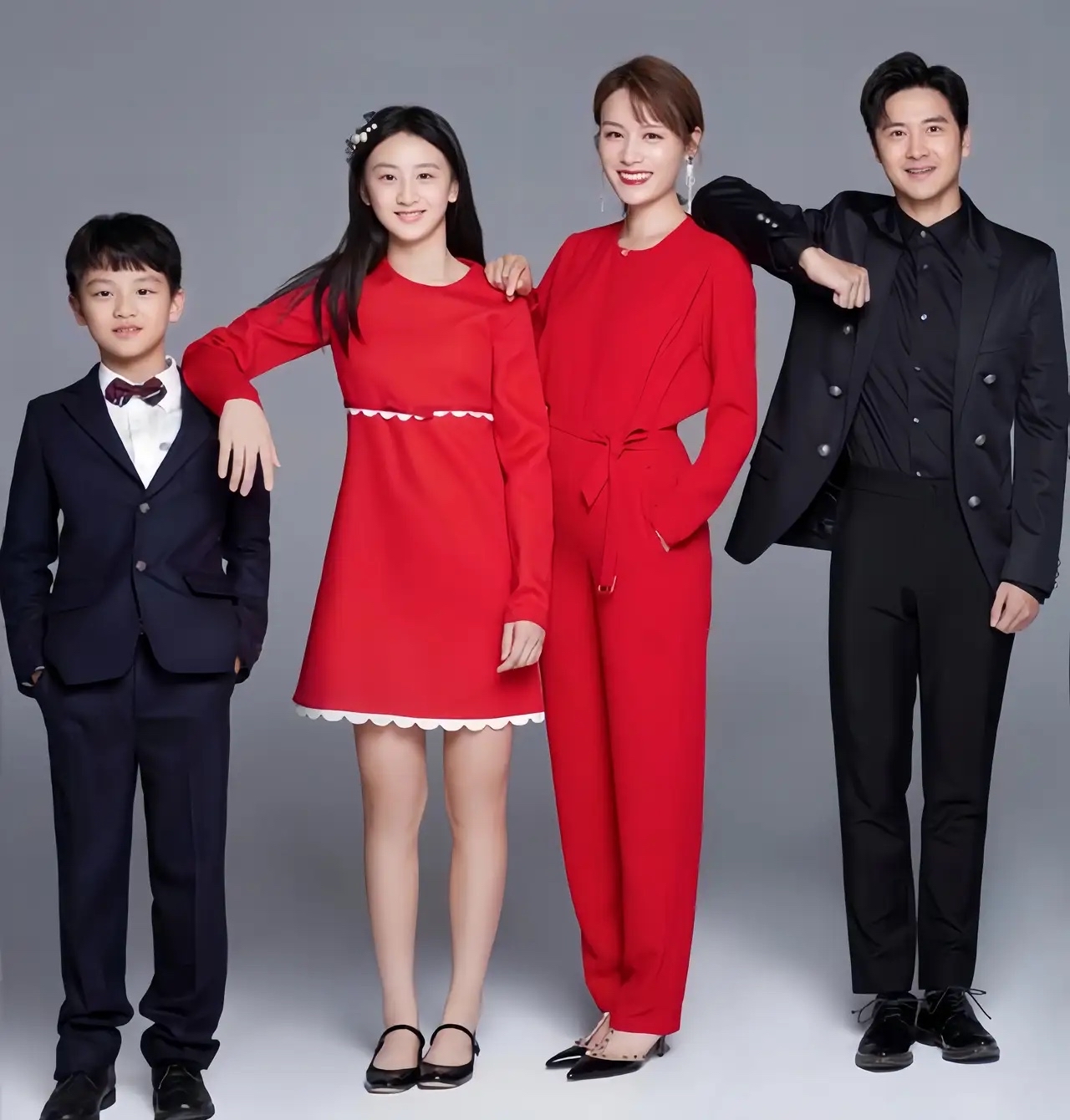 这是田亮和妻子,还有一双儿女的合照