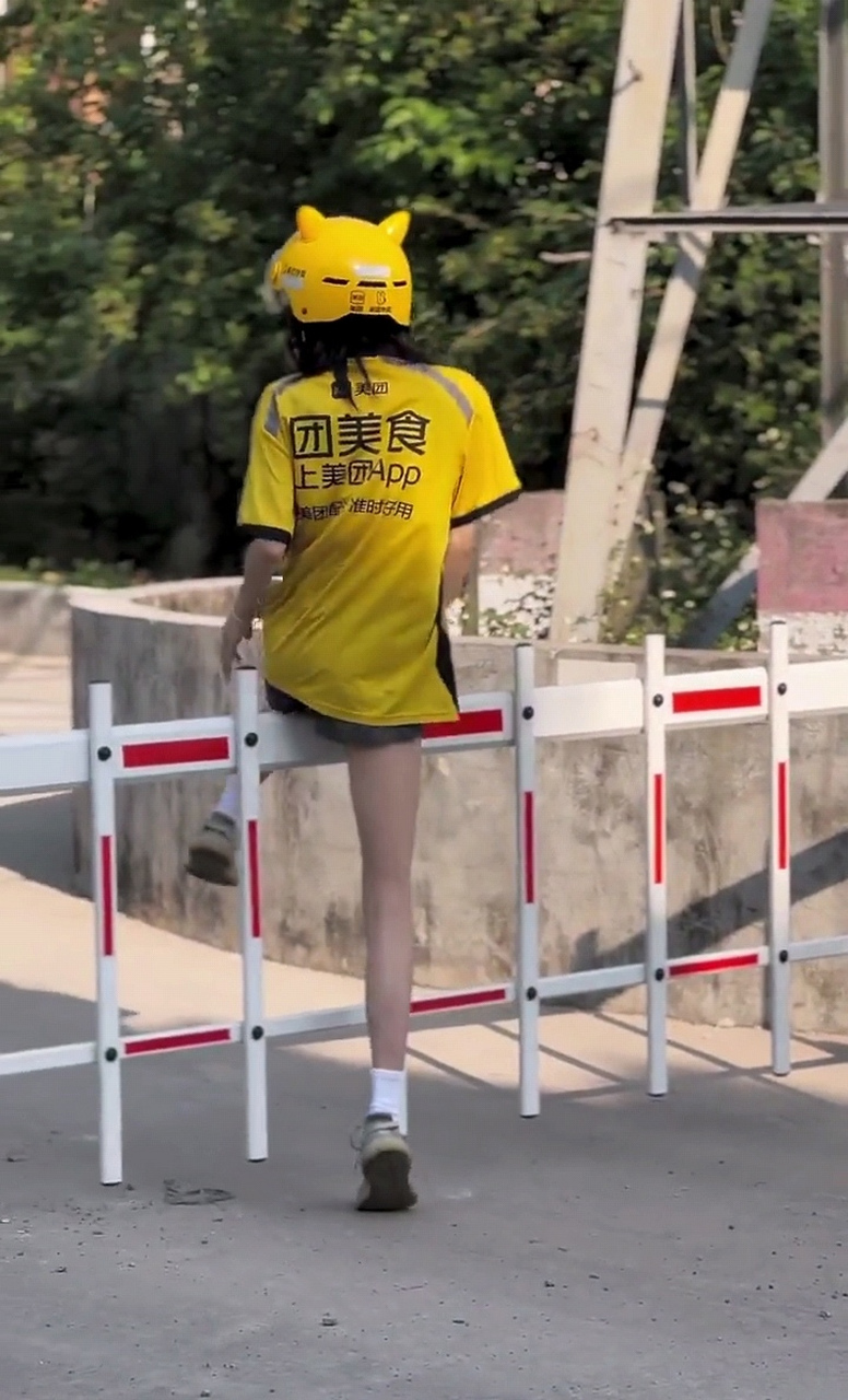 为了工作,美团小姐姐还真是挺拼的!