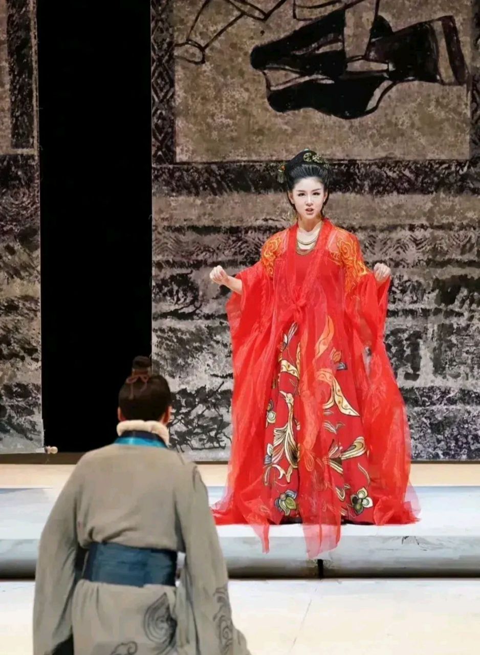 一点也不像现代装那么清新甜美,一身红色薄纱古装,梳起古代发髻,戴着