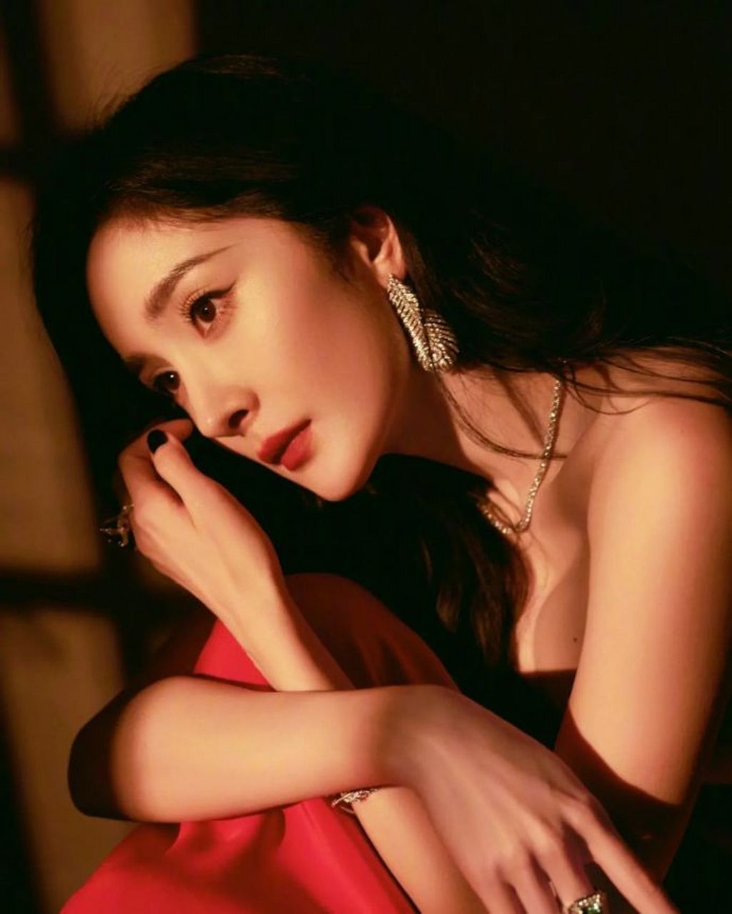 杨幂穿抹胸红裙,优雅高贵  杨幂穿着抹胸红裙,显得非常优雅高贵.