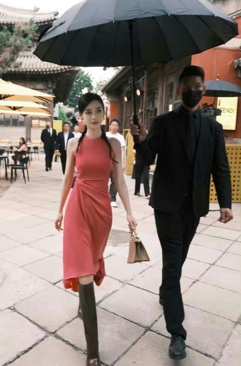 女明星撑伞图,不得不说,图里有第三人更有氛围感!