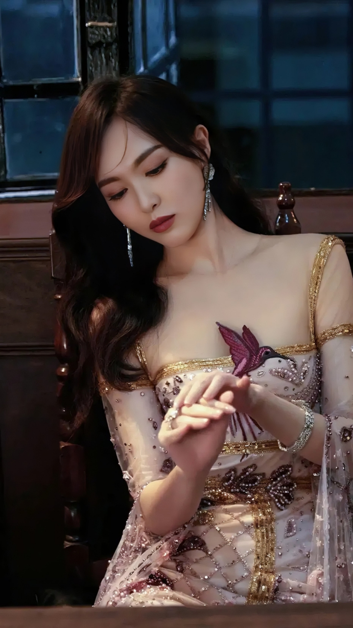 唐嫣紫色刺绣礼服优雅美丽,礼服上镶嵌的珠片使礼服更有层次感,展现出
