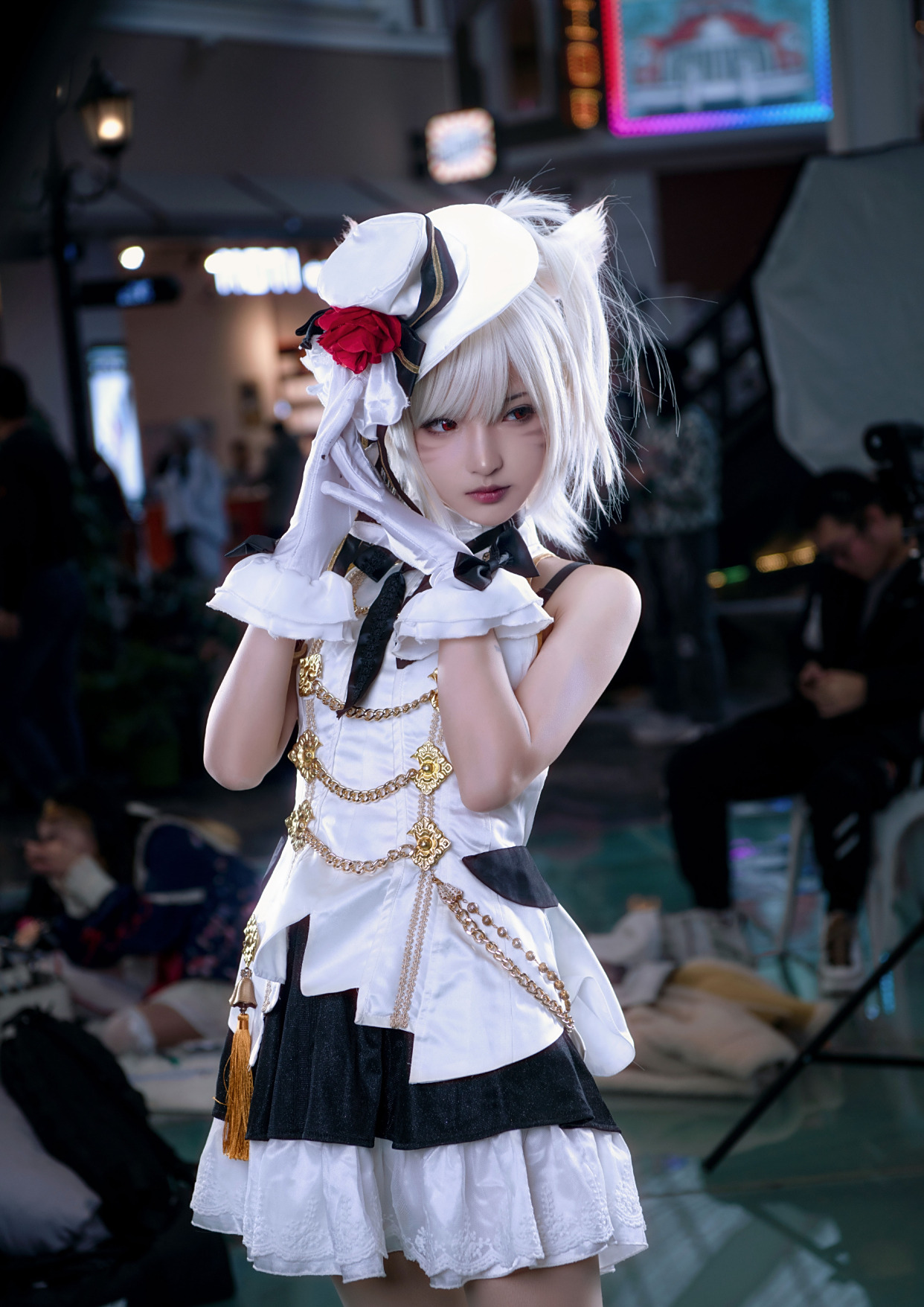 漫展上的小美女,仔细一看,原来是一只可爱的白毛猫娘呀