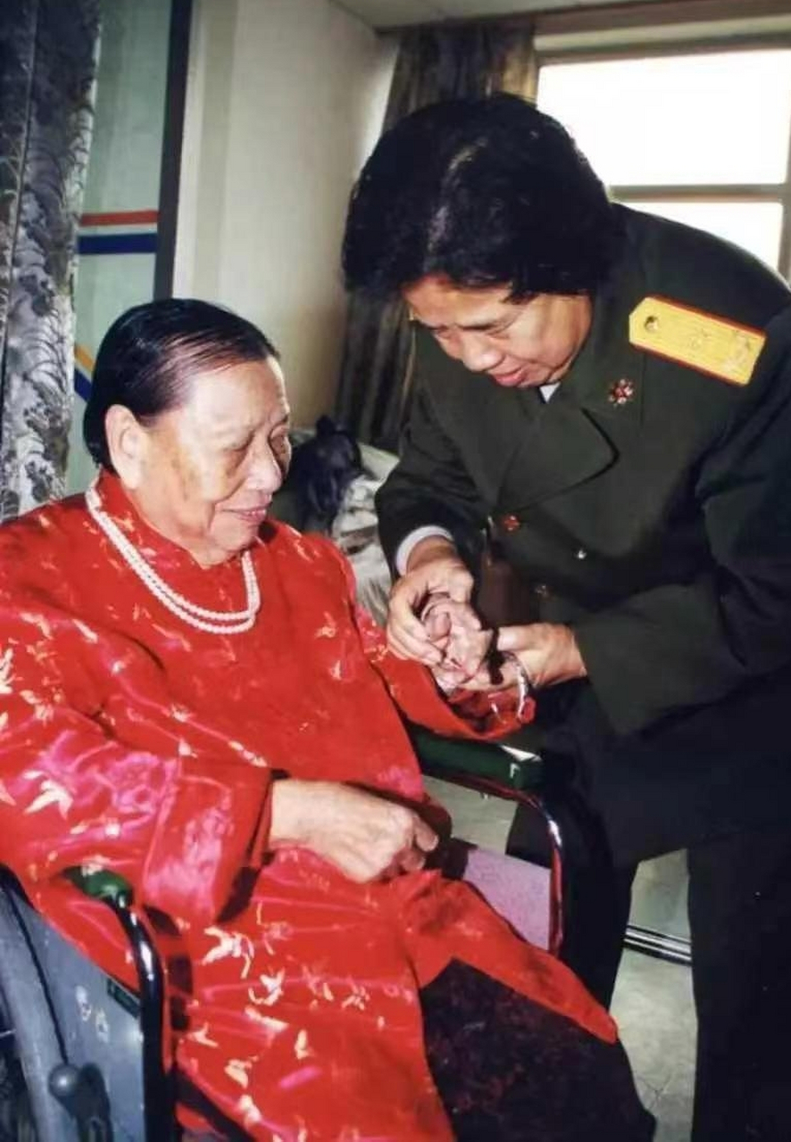 照片拍摄于1998年,这年张文秋已经95岁高龄了
