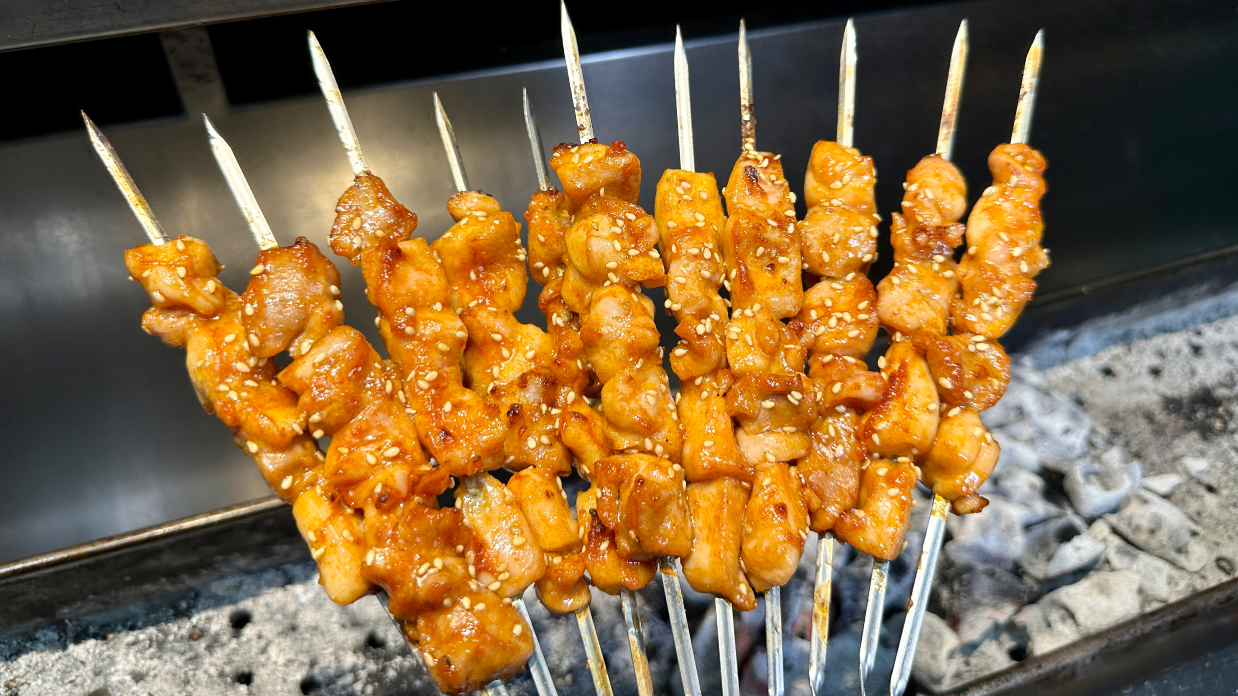 鲜嫩爽滑的奥尔良鸡肉串腌制配方与烤制技巧