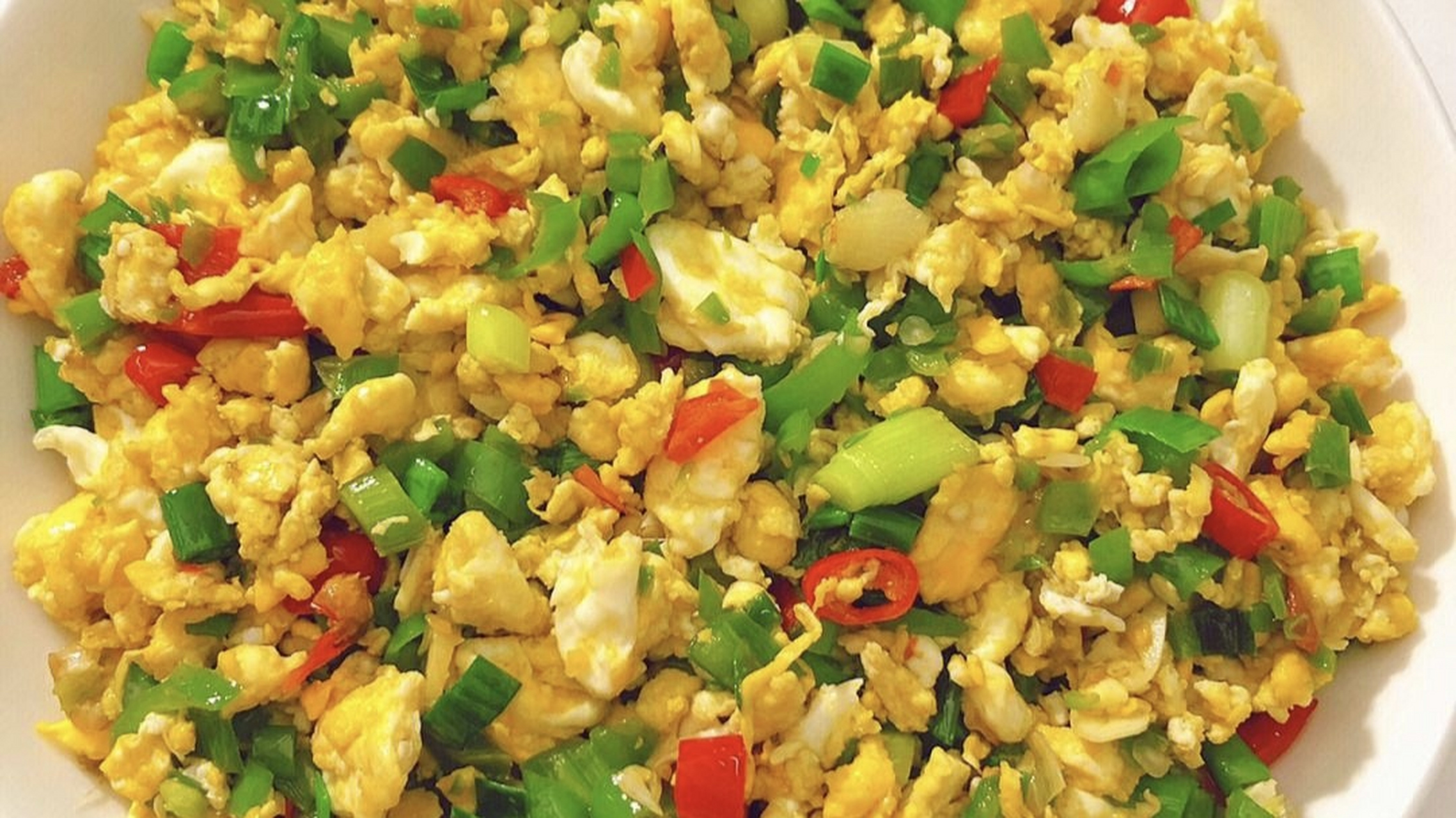 辣椒炒鸡蛋是一道非常美味的家常菜,它不仅口感丰富,而且制作简单.