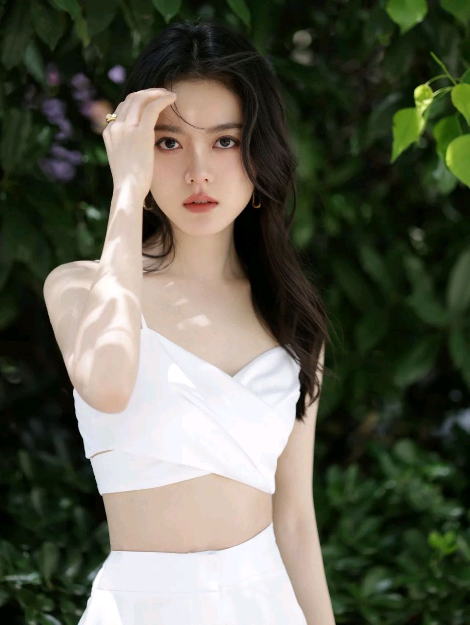 赵今麦穿着一袭吊带白裙,显得清新优雅.