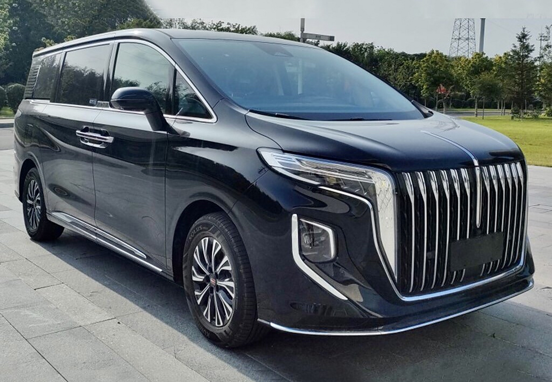 红旗mpv——hq9 phev,实车实拍照,进气格栅和后尾贯穿大灯别具一格