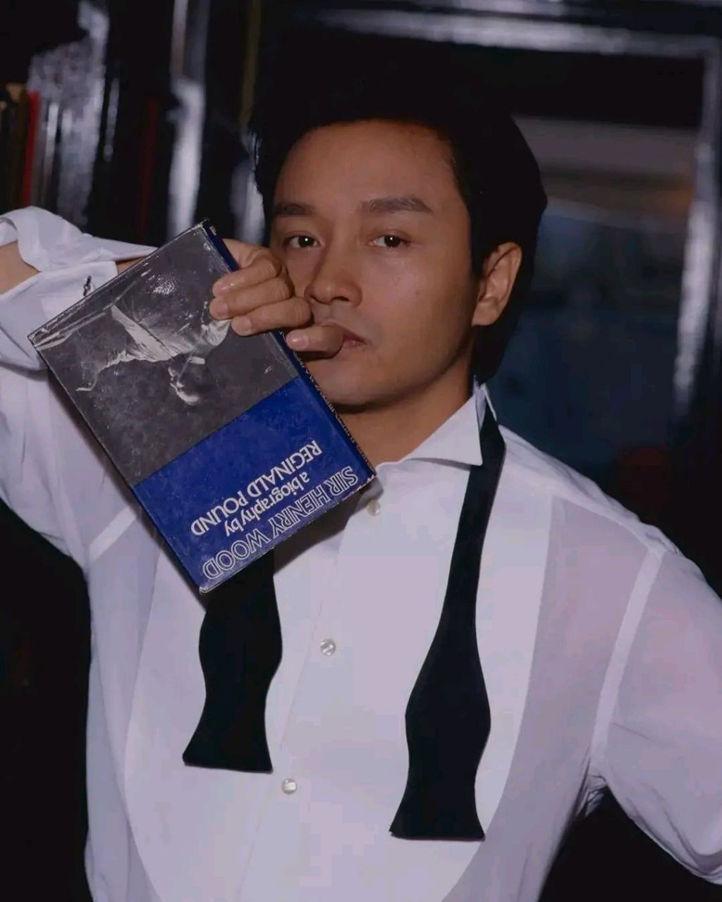 前一阵,有说张国荣大量脱发,这晚去北影的化妆间,他面对镜子,发型师为