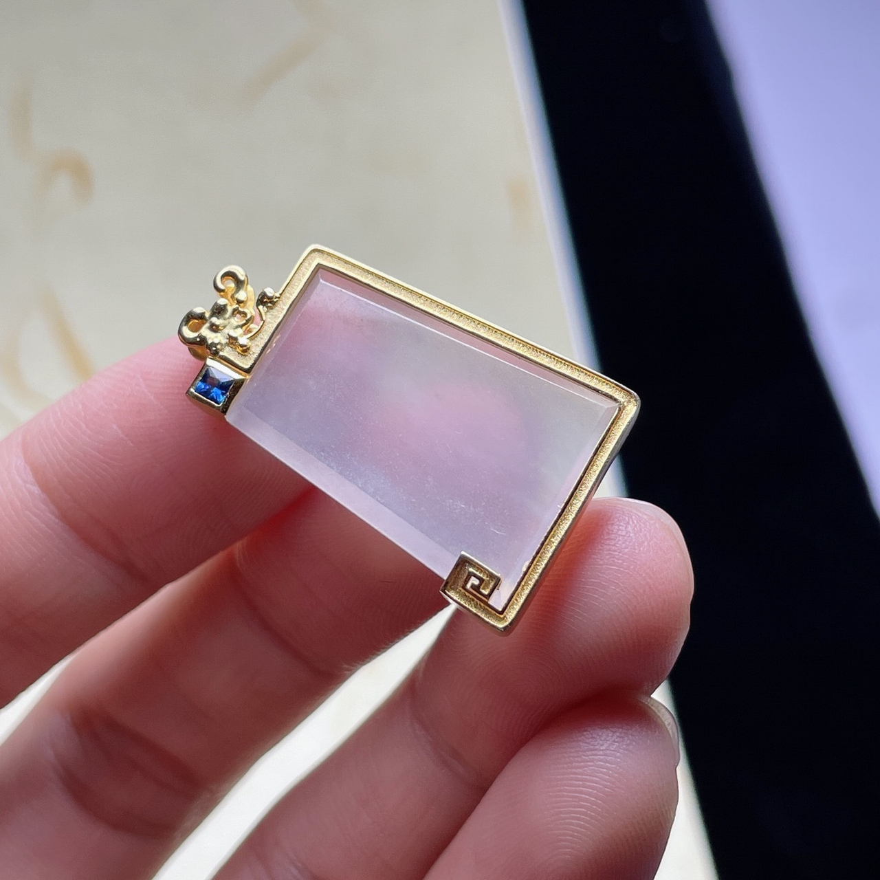 【无事牌】高冰强荧光,18k金镶嵌蓝红宝    尺寸28.5-17.4-4.