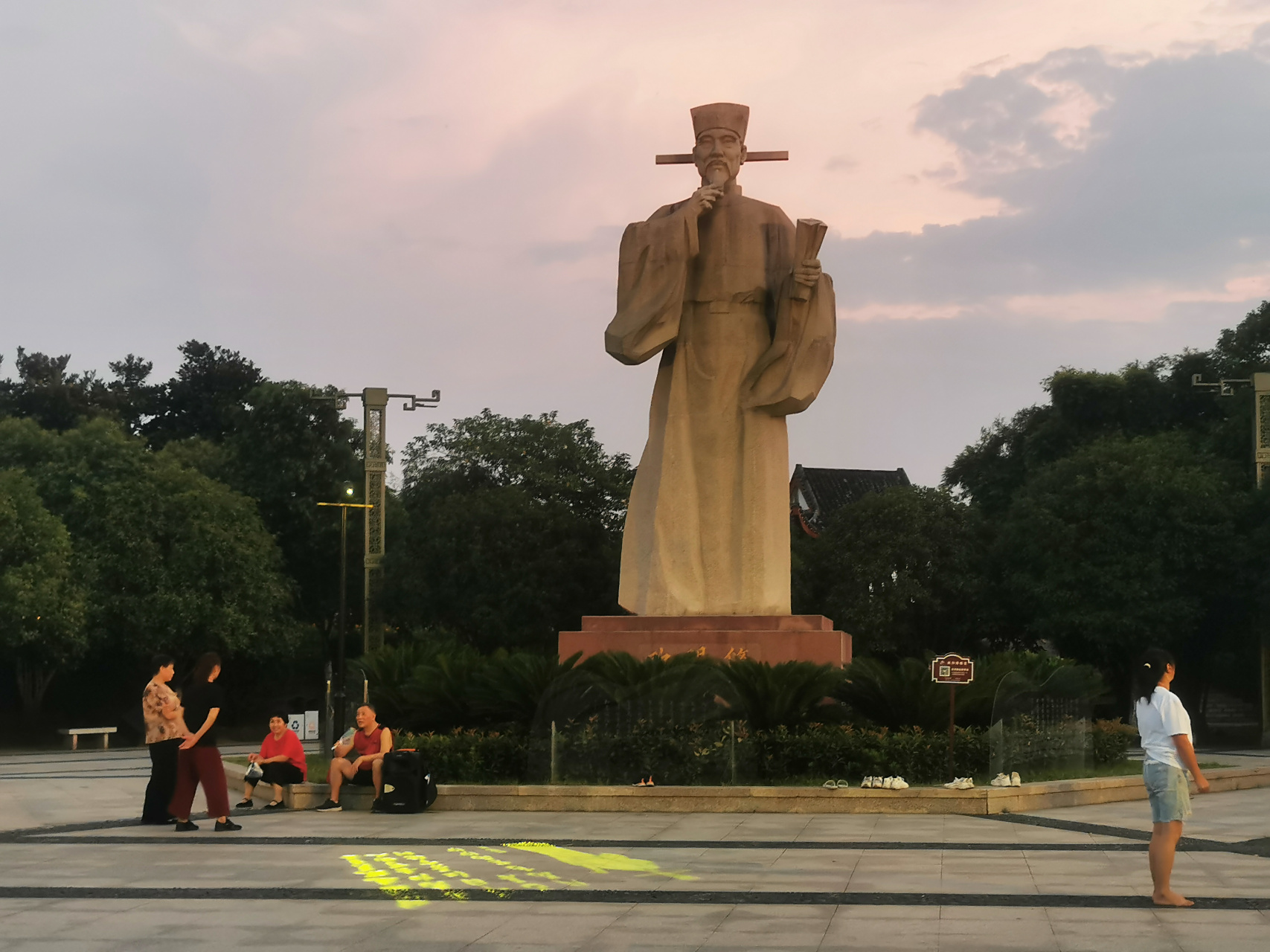 【约读书】途径欧阳修故居,敬仰他的气节 欧阳修在仕途,同样冲劲大,三