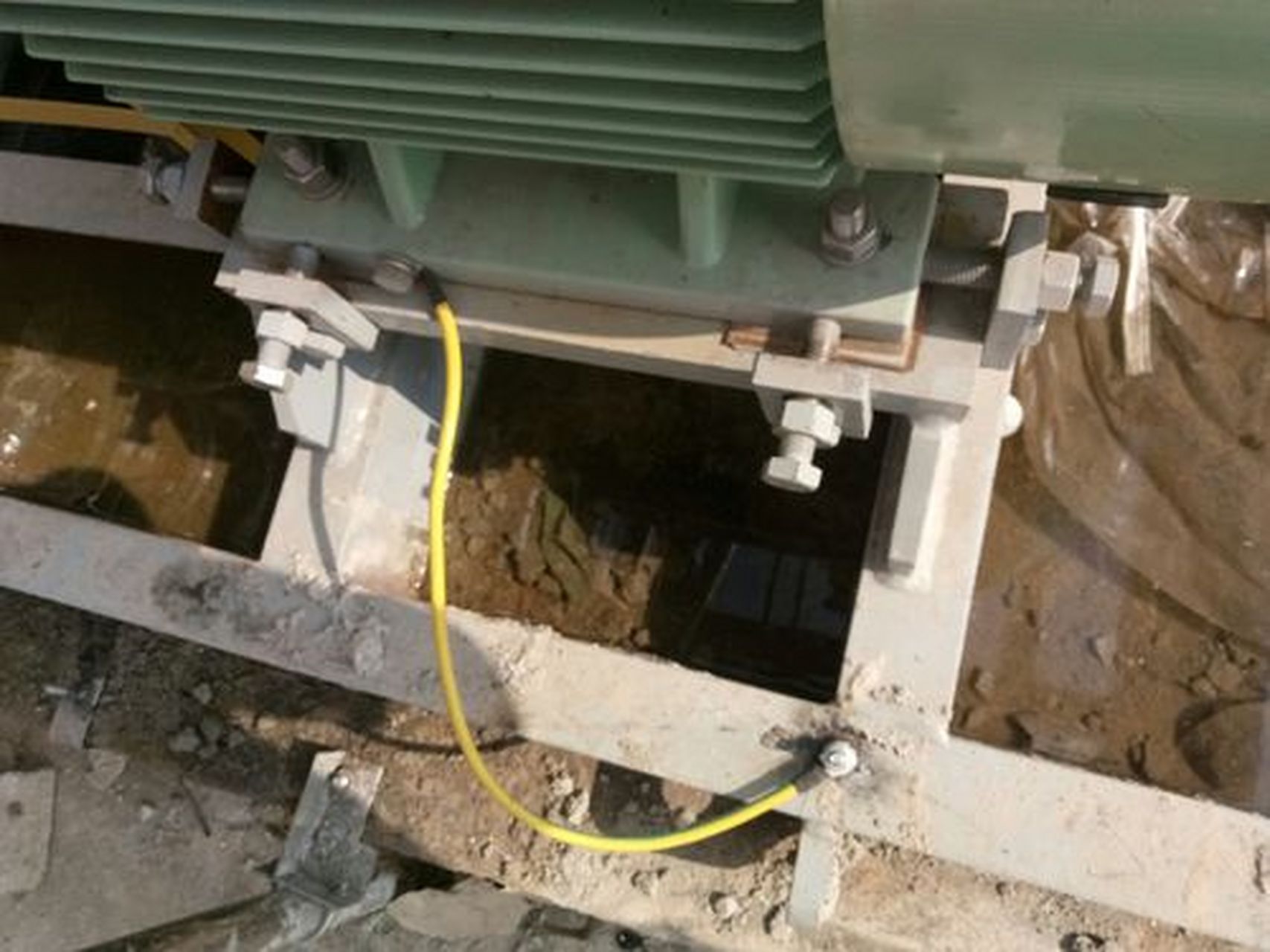 电动机接地线宜采用扁铁与全厂接地网连接,如距离接地干线较远或布置