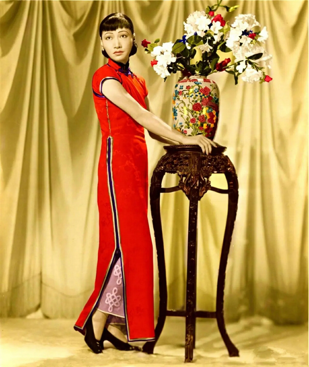 以前的旗袍里面也是可以穿衬裙或衬裤的,如果开衩过大,既可以防走光有