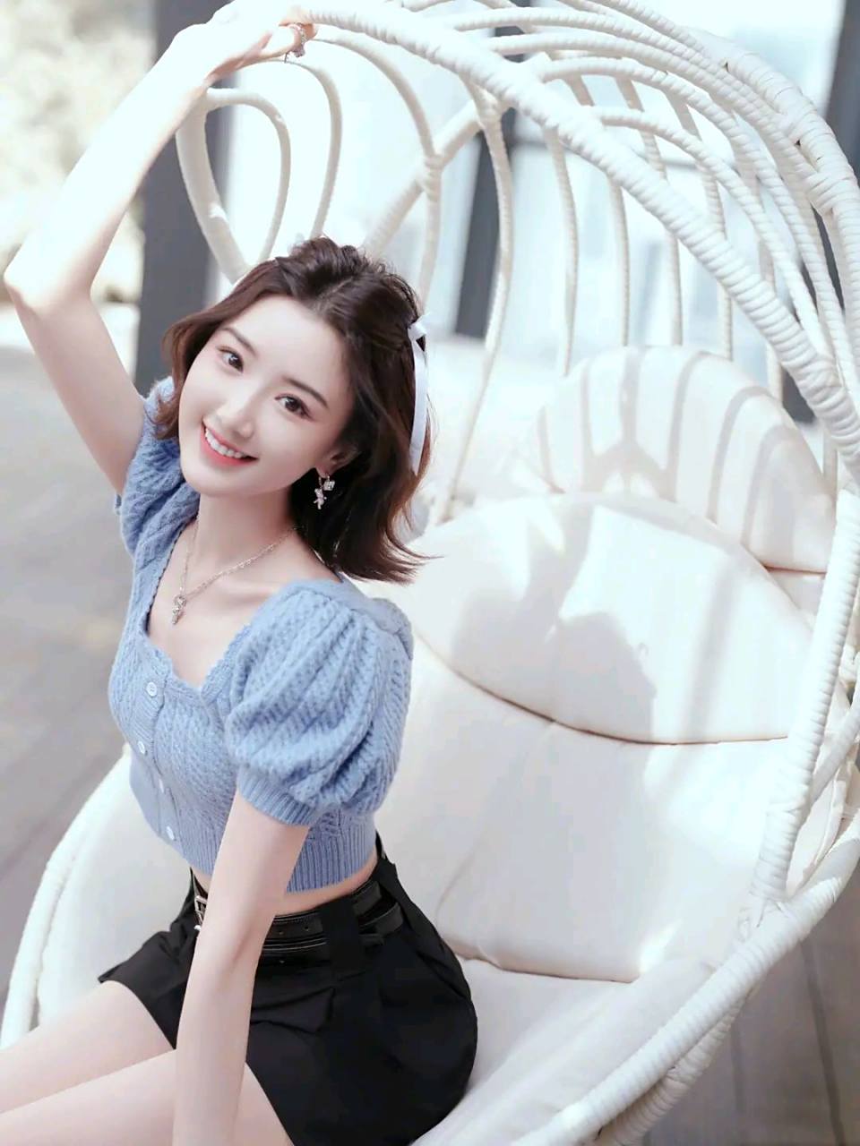 毛晓彤在个人社交平台上晒出一组周末少女穿搭图片,中分微卷齐肩短发