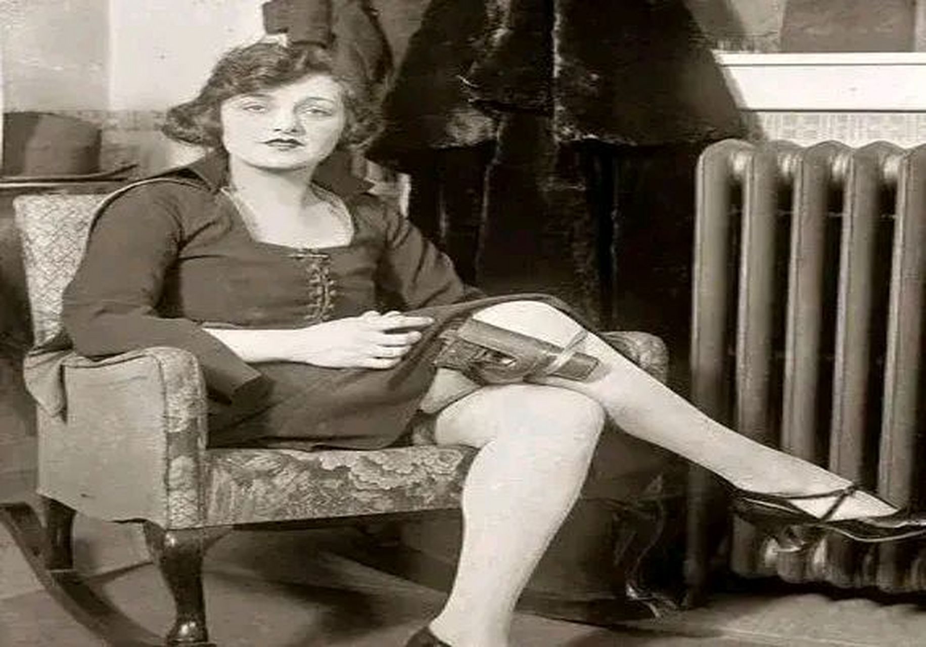 这张照片摄制于上个世纪二十年代的纽约,照片中的美国白人便衣警察坐