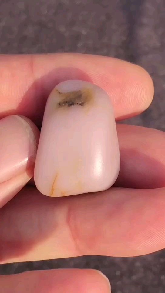 和田玉籽料桃花玉