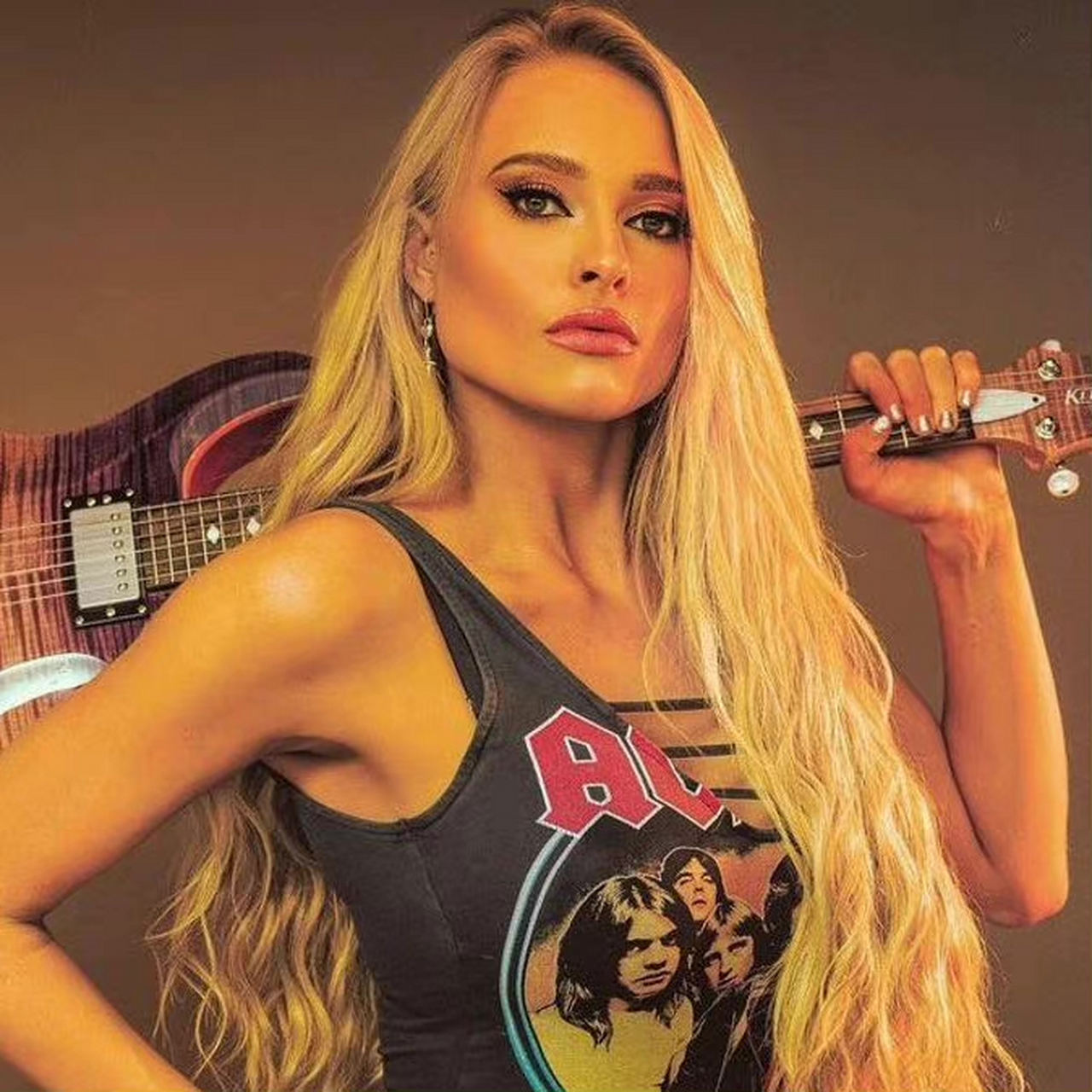 枪哥被曝出轨偷腥他的吉他手sophia llyod,梅根福克斯因此提出分手