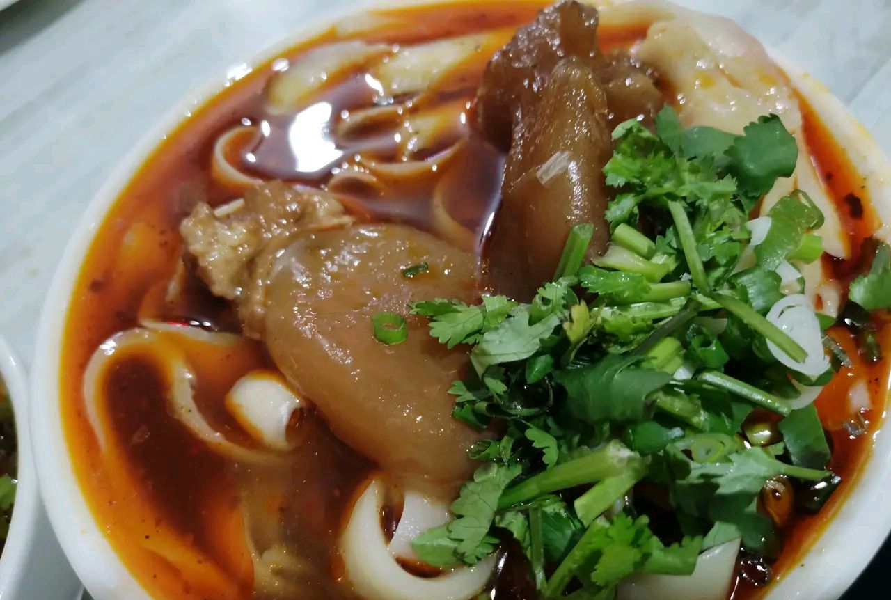 成都很火爆的"牛蹄筋面",11元一碗,一天卖2袋面,出摊就排队!