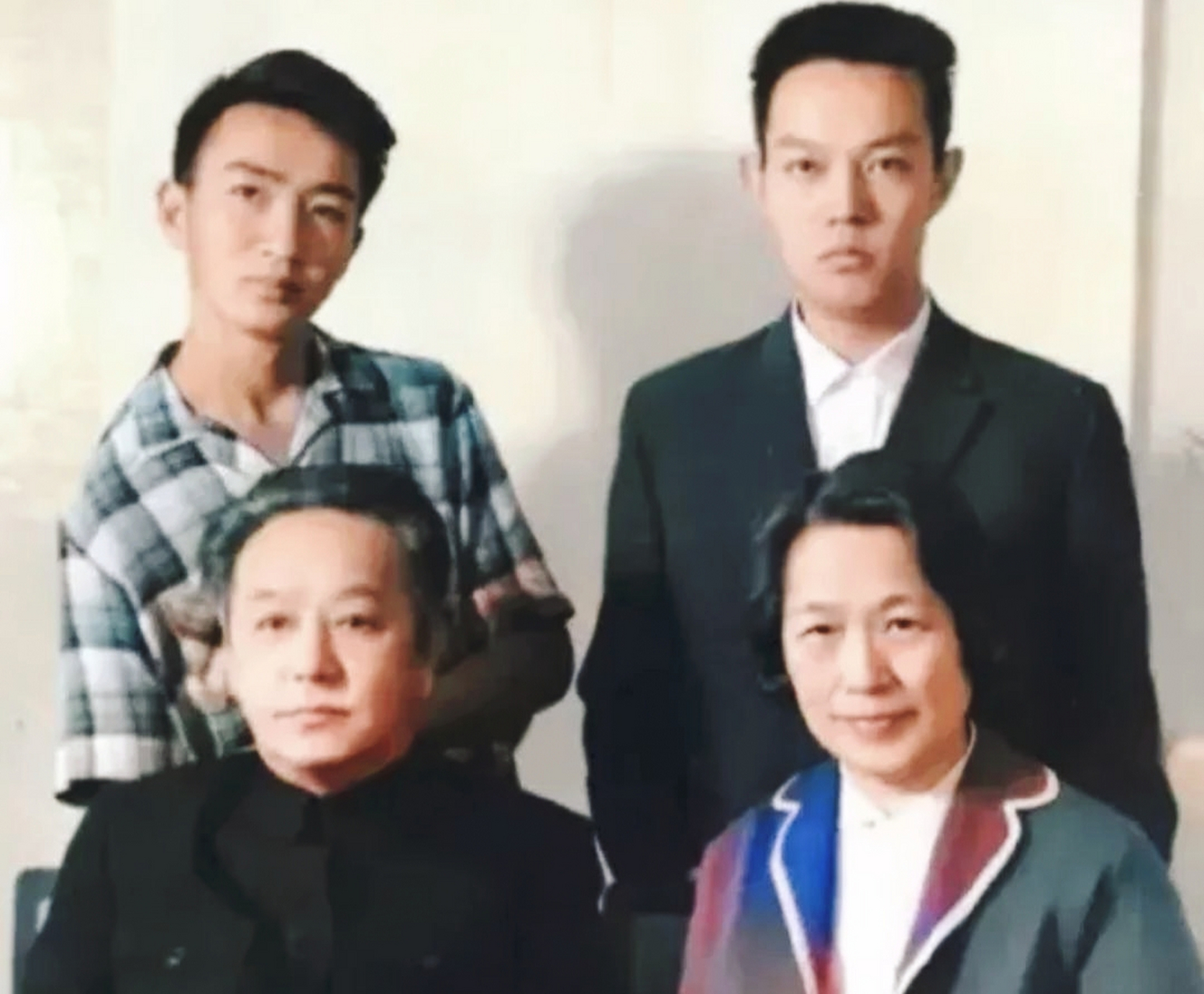 这是1956年,定居苏联的王明一家,照片中的他穿着中山装,看起来面无