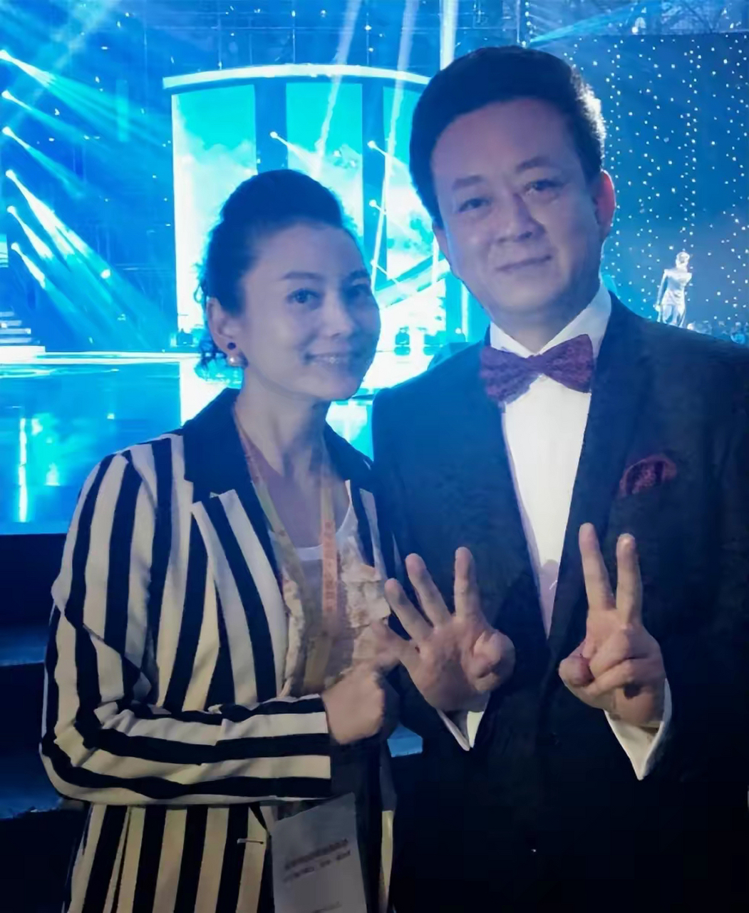朱军一家同框,他脸部臃肿老气,妻子貌美像女儿,儿子比爸帅气