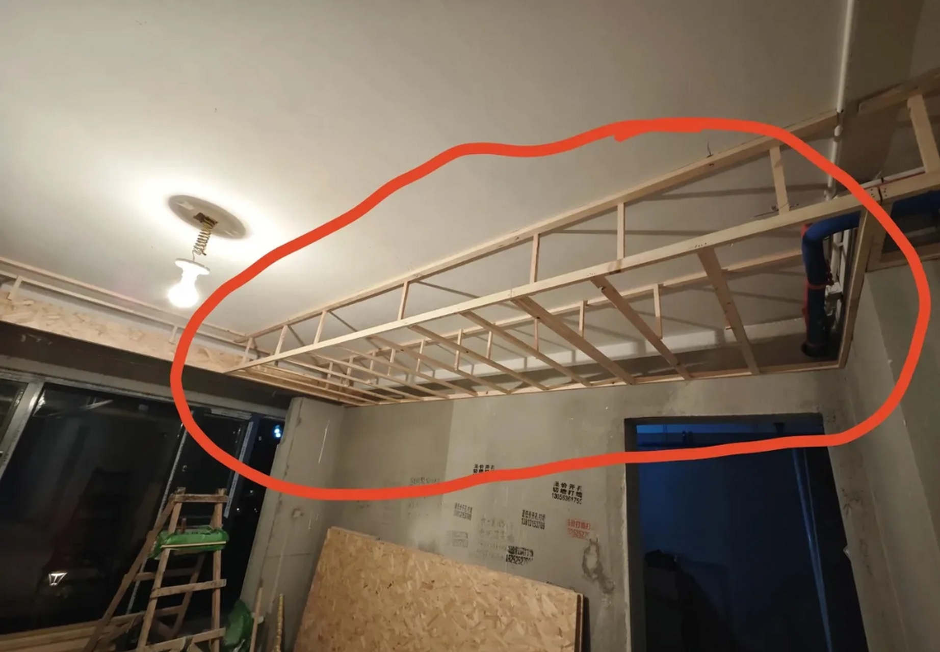 吊顶拿木方糊弄我,明目张胆的偷工减料啊!