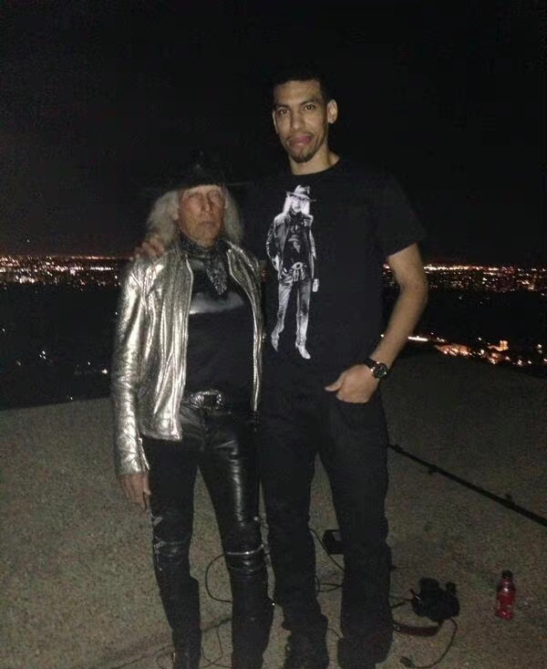 斯特恩亲封的联盟头号球迷的詹姆斯戈德斯坦也看了湖人鹈鹕的比赛