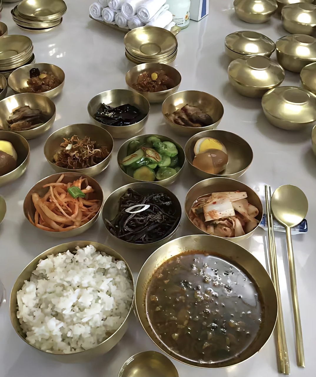 在朝鲜平壤,有一家接待外宾的著名酒店,它就是西山饭店