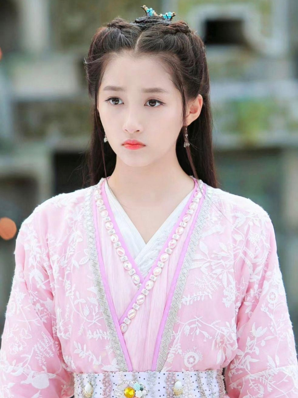 关晓彤这身粉衣古装造型好美,清新俏丽,温婉甜美,少女感十足!