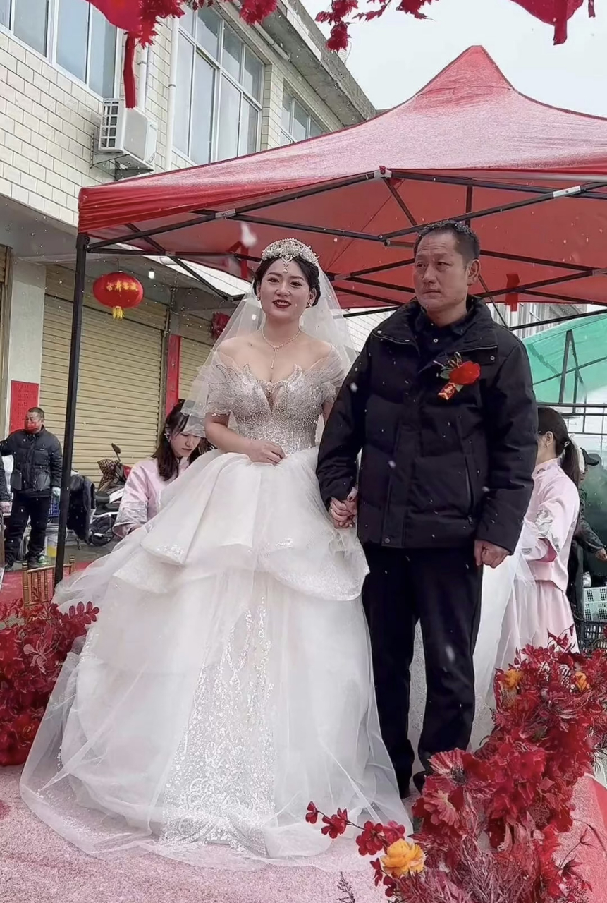 女人果然都比較愛美,大冬天的還要穿婚紗結婚