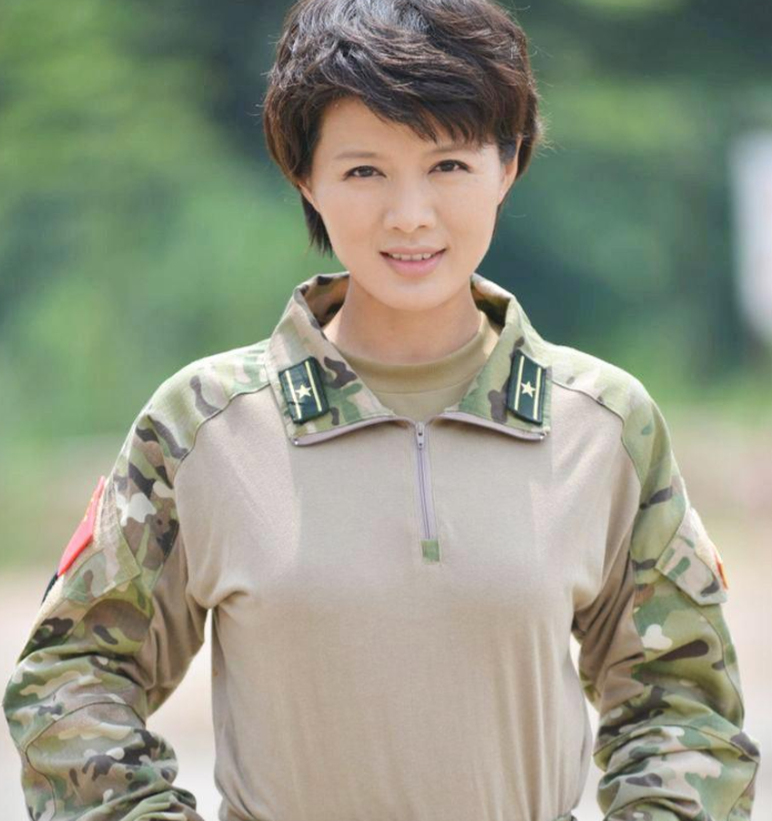 46岁程愫近况曝光,身穿碎花连衣裙,容颜依旧,离婚六年独自带娃