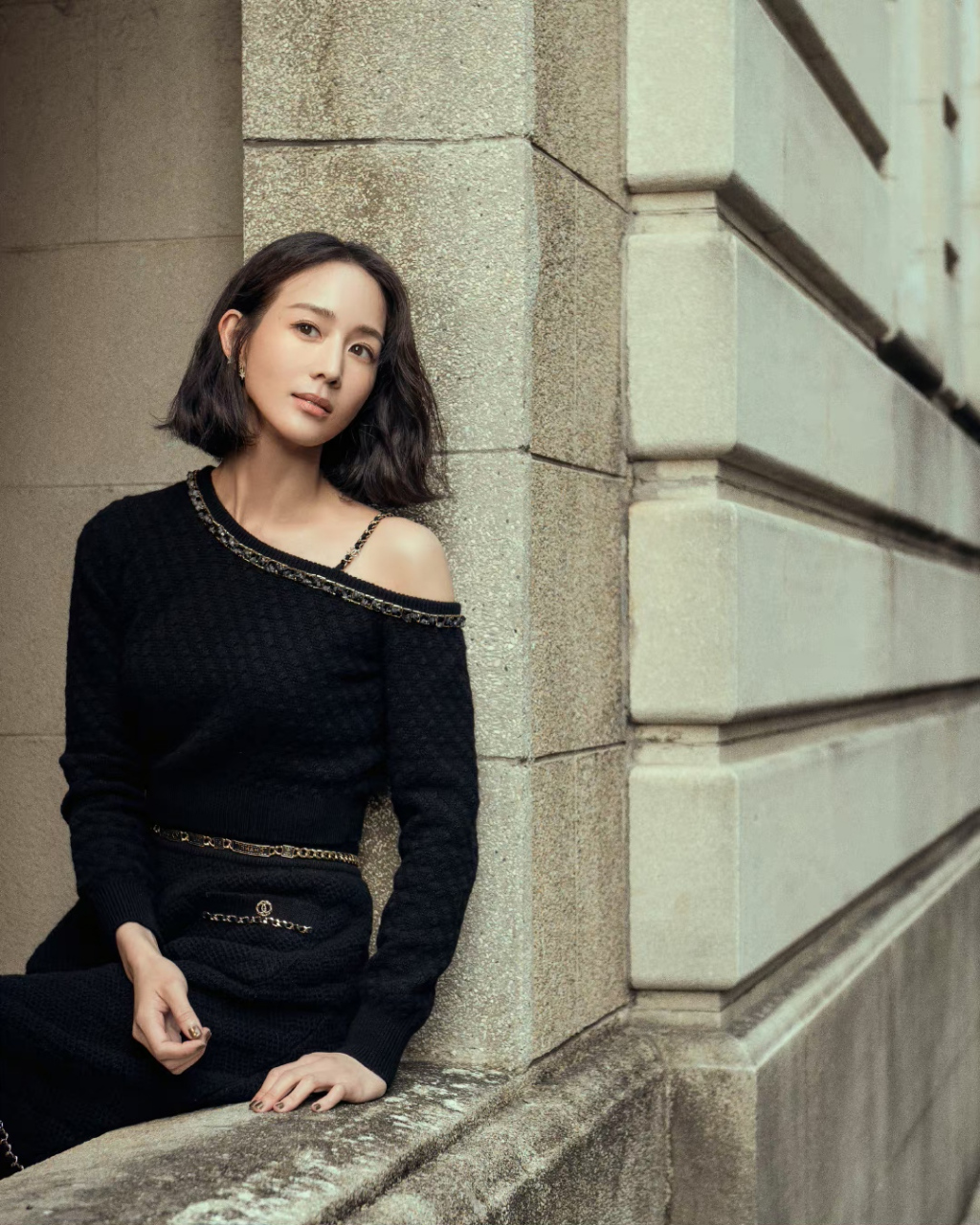 张钧甯# 一袭黑色穿搭,尽显婀娜多姿的曼妙身材,性感妖娆的小蛮腰