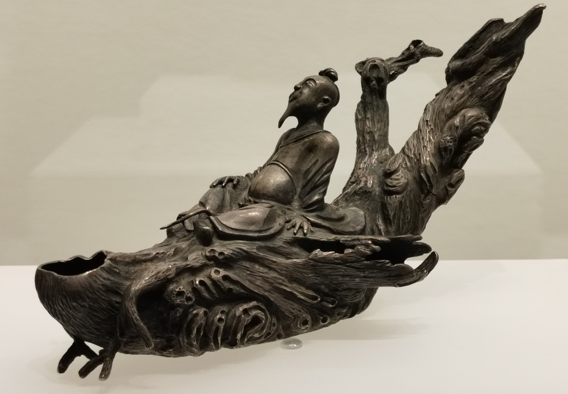 至正乙酉朱碧山造银槎杯  类别:金银器 年代:元(1206~1368)     斜长