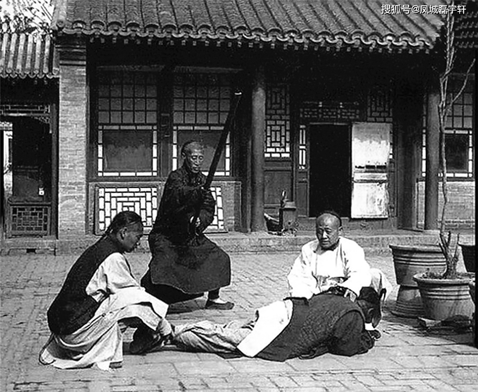清朝末年,大户人家的下人被打板子