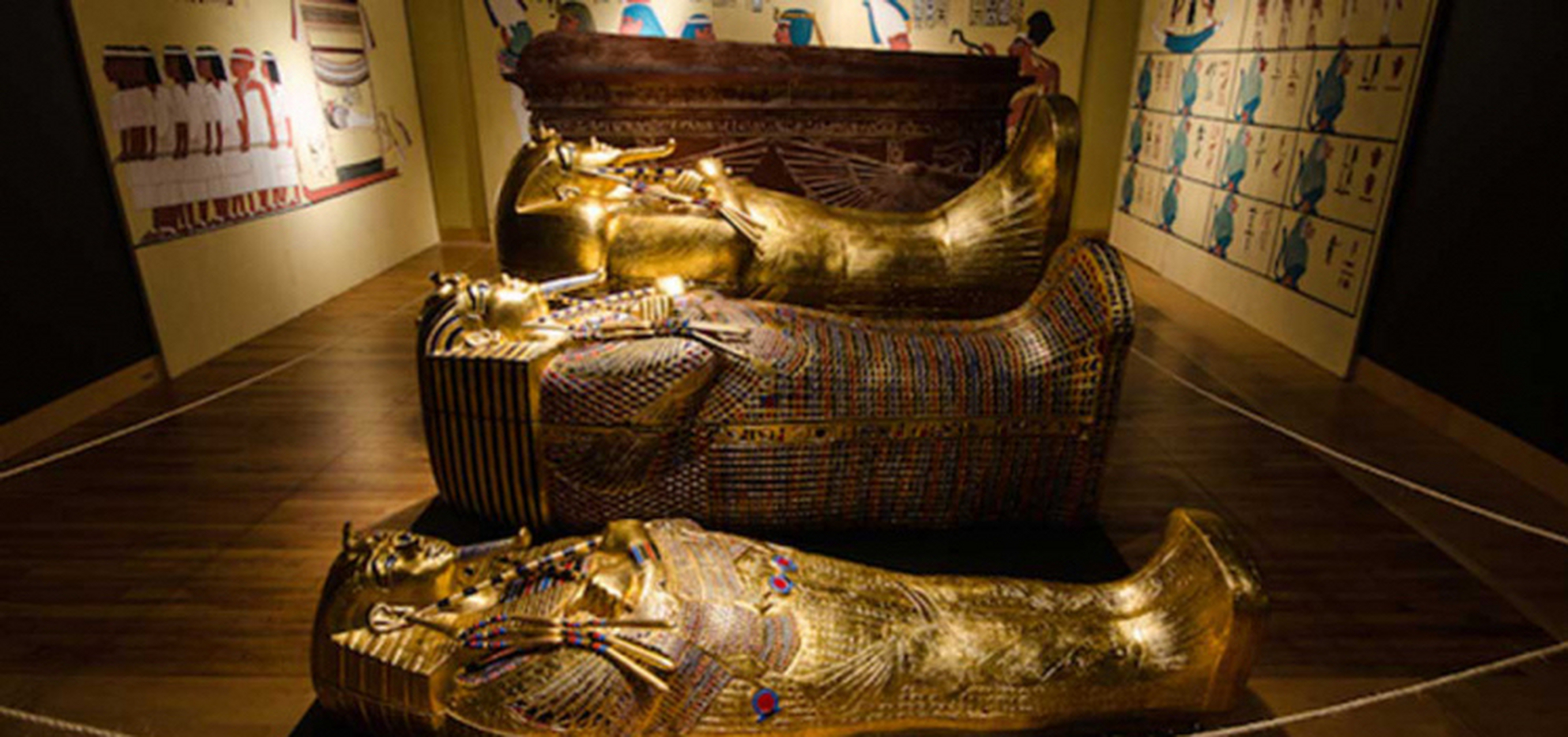 图坦卡蒙被安葬在三个人形棺材中,外两层棺材由镀金的木头制成,最内部