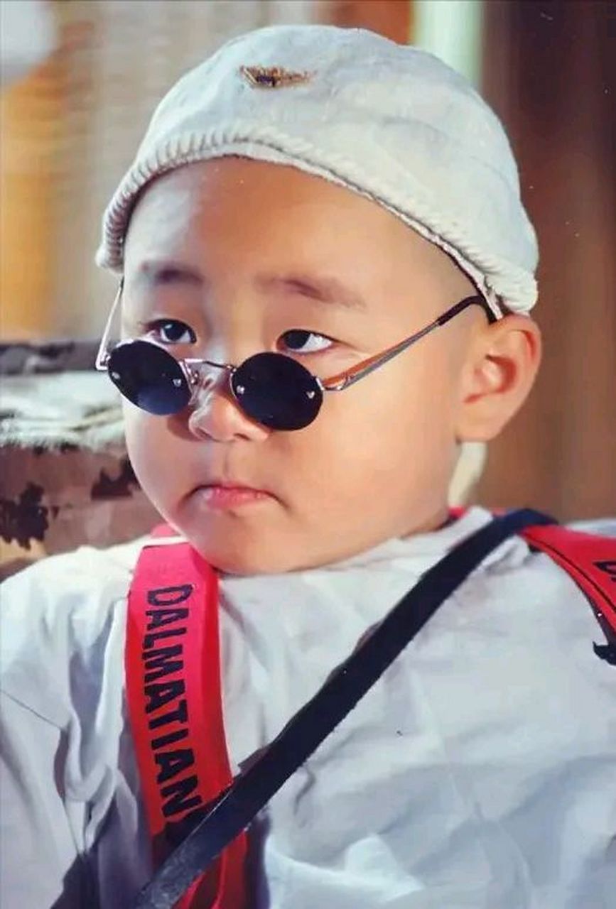 "  郝劭文的家境普通,在4岁时就凭借可爱的外表,意外被一家果汁公司