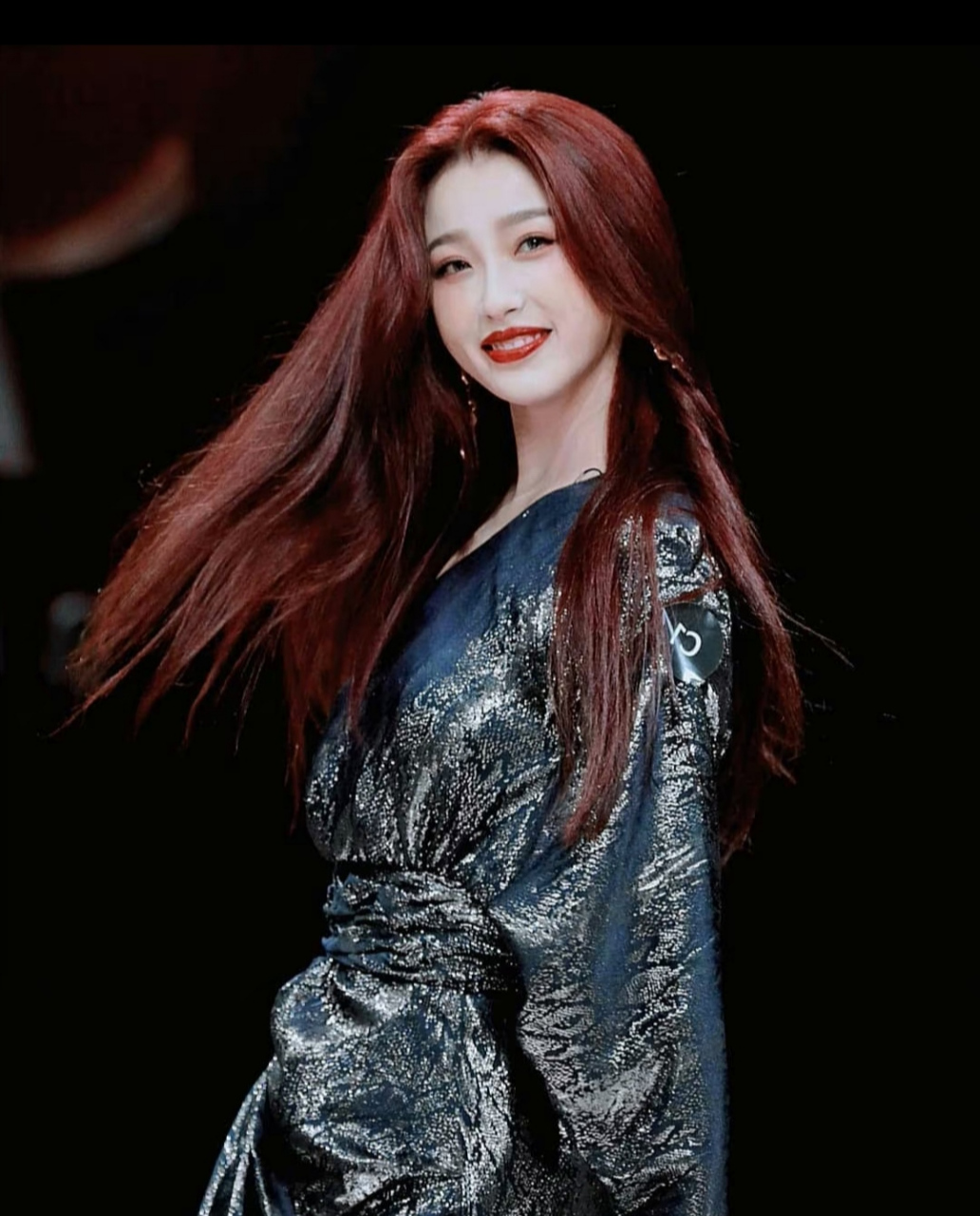 娇嗔欲滴的"虞美人"#虞书欣# 飘逸红发披肩,黑色斜肩长裙 ,白皙细嫩的