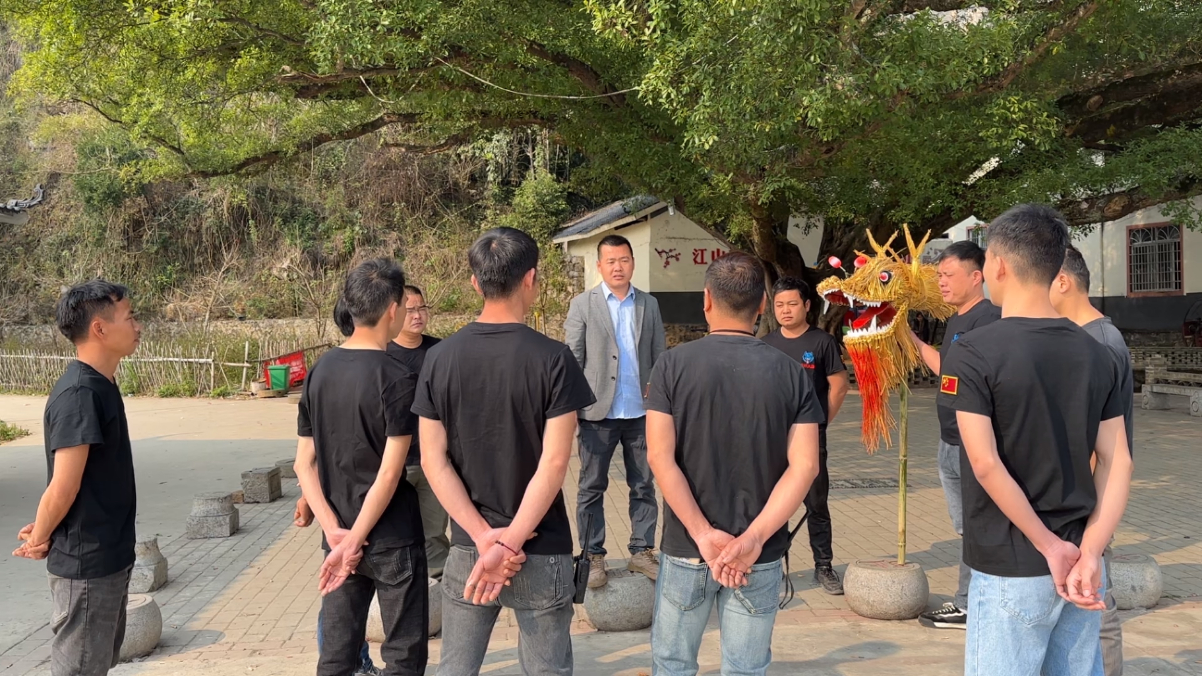 处理好村里的一些事后,阿金以大局为重,立马与小翠出发去柳州