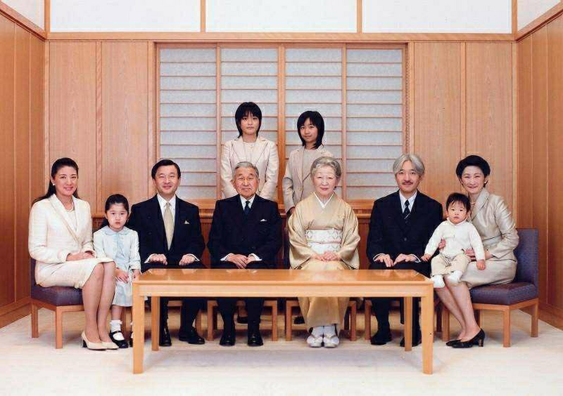 日本德仁天皇全家福照,感觉和普通人长相差不多,可能日本人基因都这样